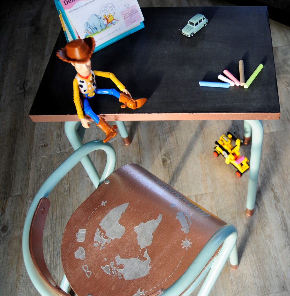 table et chaise d'écolier relookée rénovée noire vert tendre cuivre rosé craie voiture miniature buzz l'éclair woody 4L légo table et chaise d'écolier relookée rénovée noire vert tendre cuivre rosé craie voiture miniature buzz l'éclair woody 4L légo