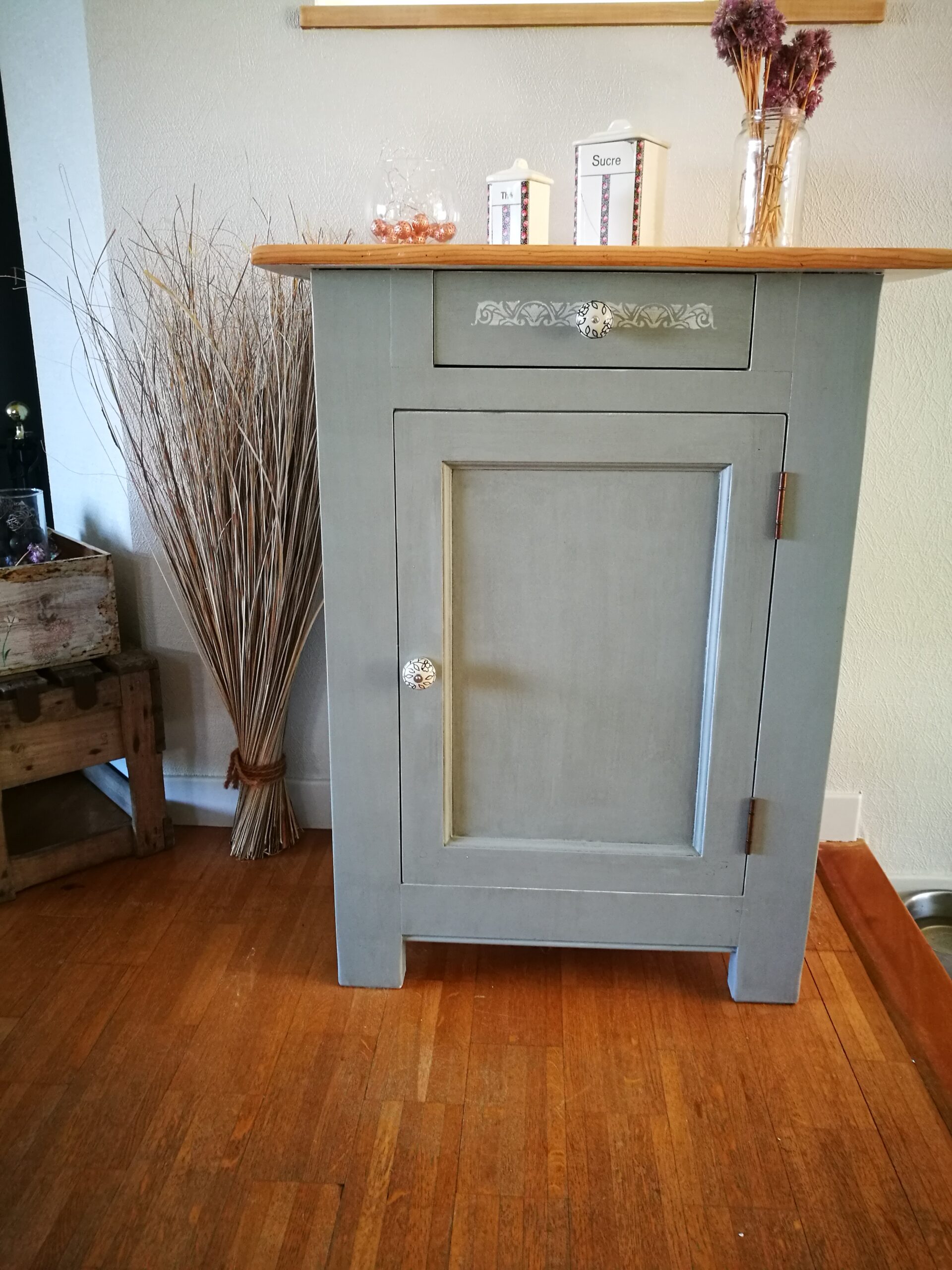 meuble confiturier plateau poncé bois brut couleur vert gommier déco d'intérieur la fille de l'r