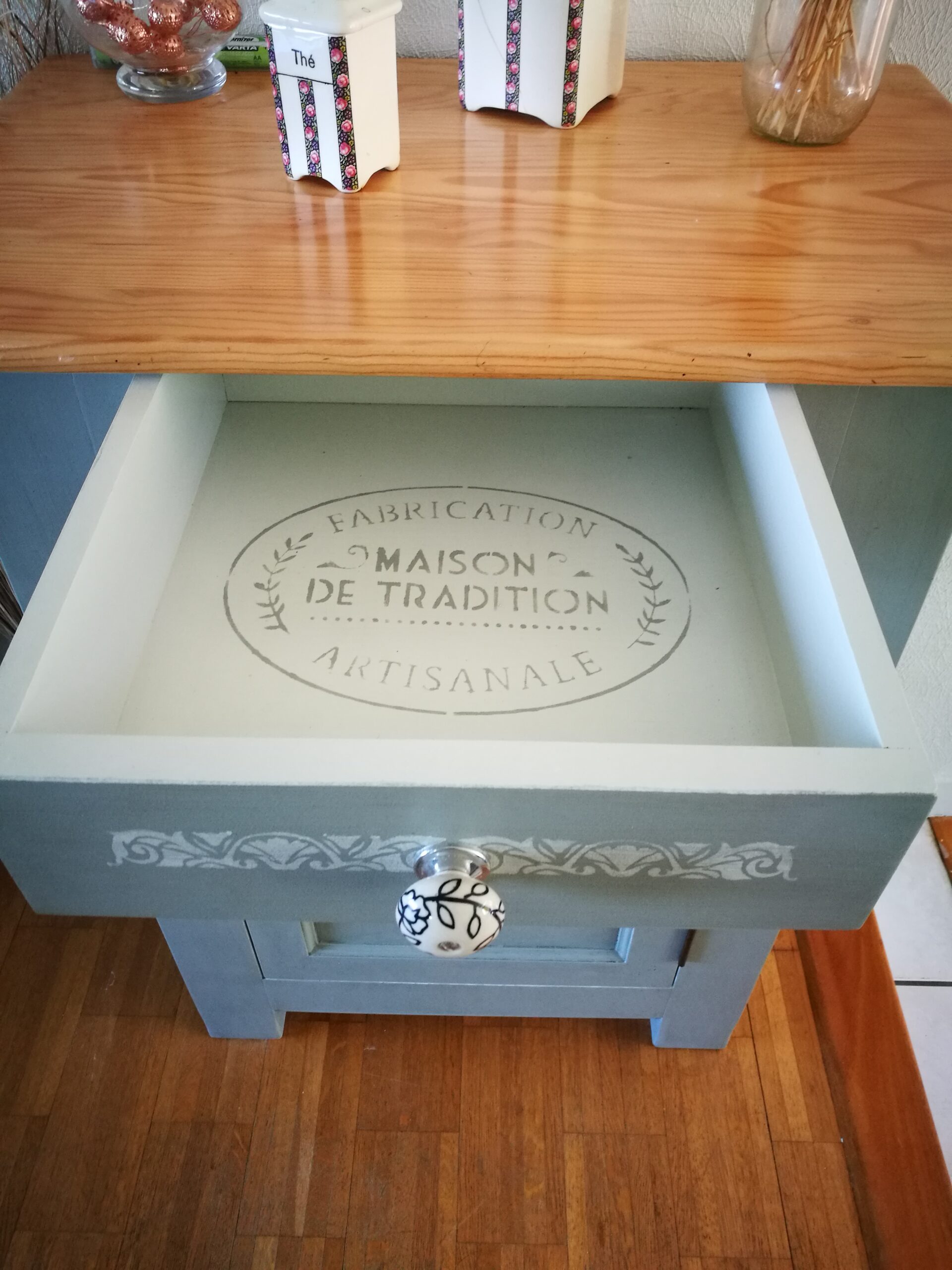 meuble confiturier plateau poncé bois brut couleur vert gommier déco d'intérieur la fille de l'r