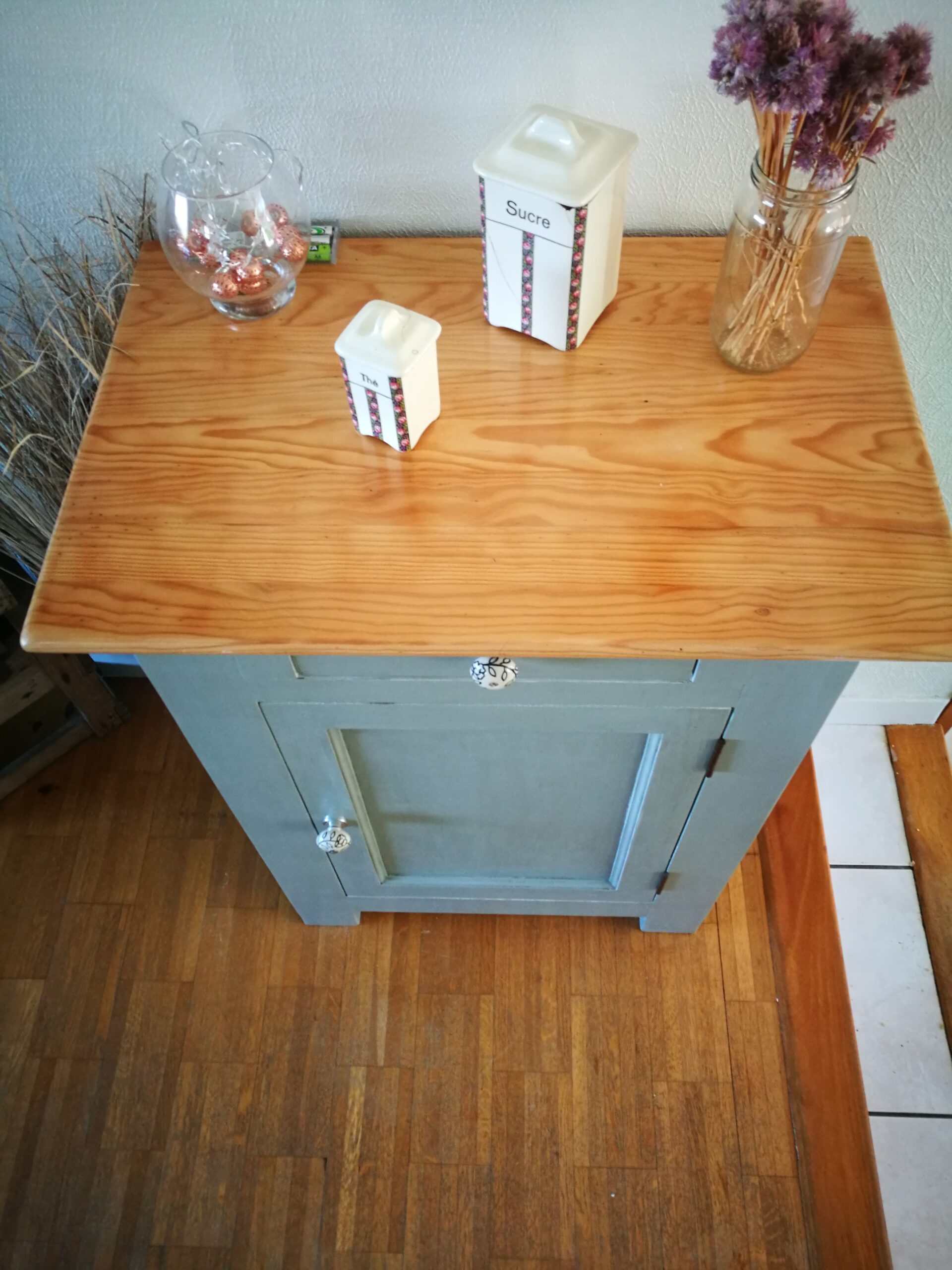 meuble confiturier plateau poncé bois brut couleur vert gommier déco d'intérieur la fille de l'r