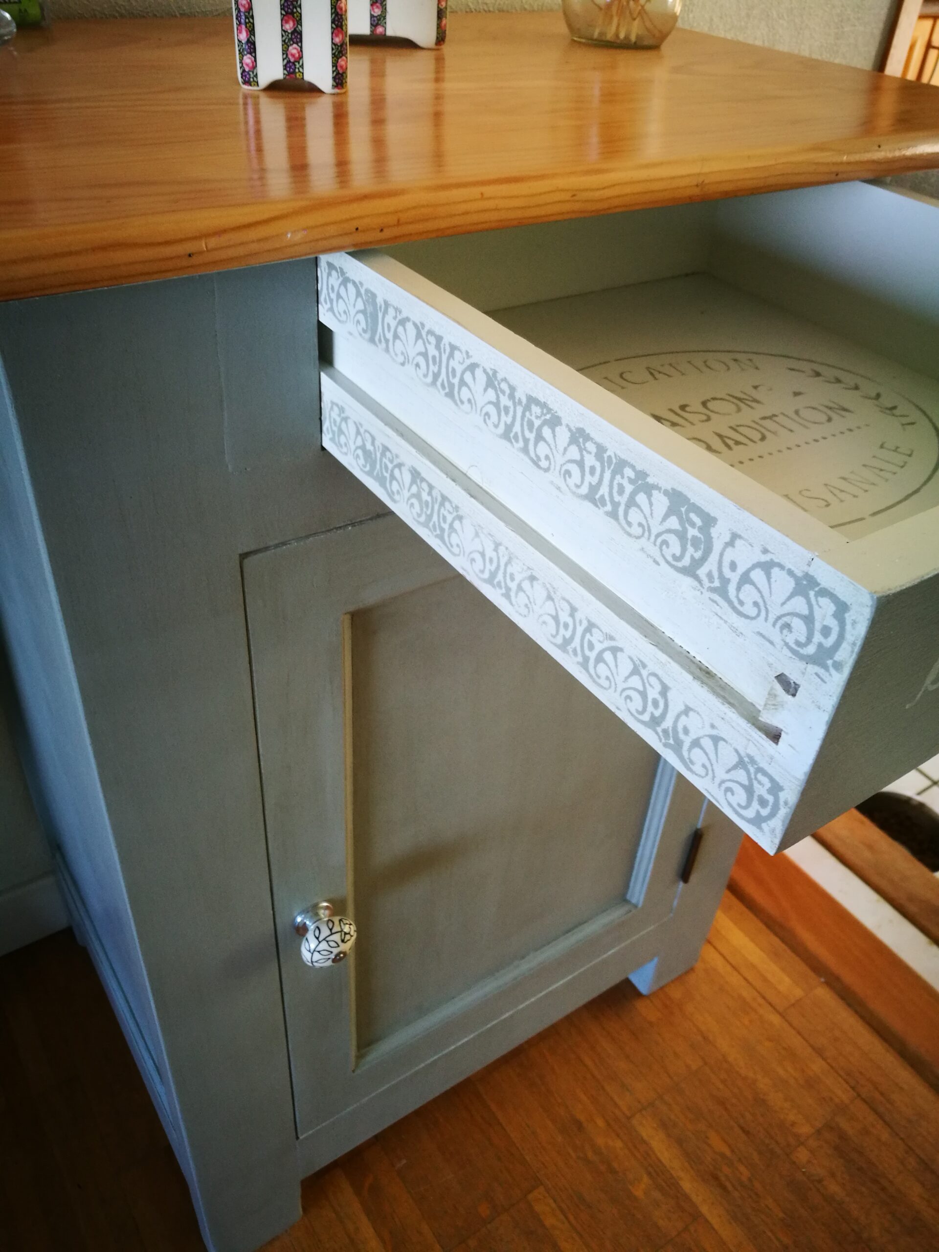 meuble confiturier plateau poncé bois brut couleur vert gommier déco d'intérieur la fille de l'r