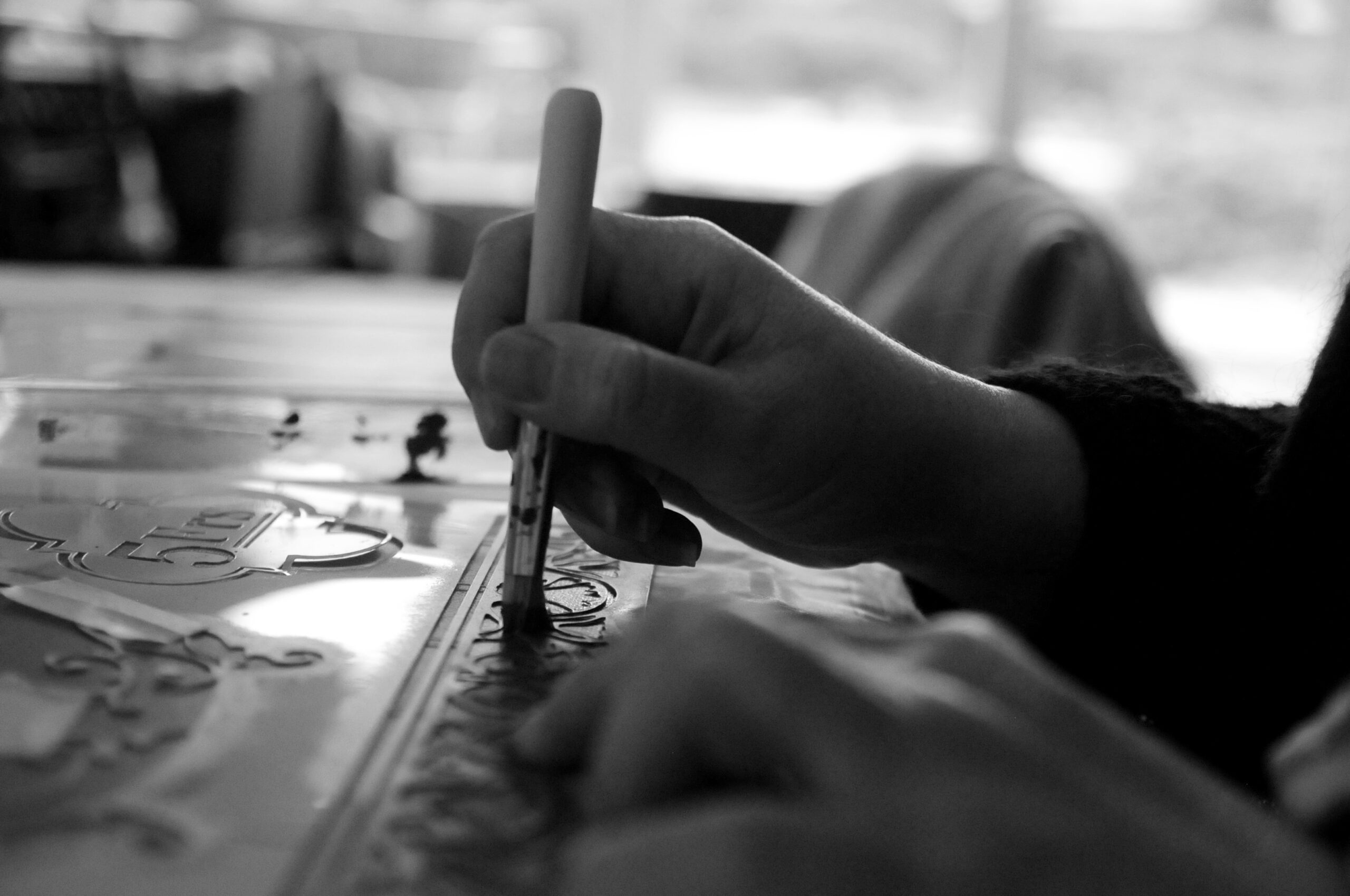 manipulation de la brosse à pochoir sur pochoir noir et blanc la fille de l'r manipulation de la brosse à pochoir sur pochoir noir et blanc la fille de l'r