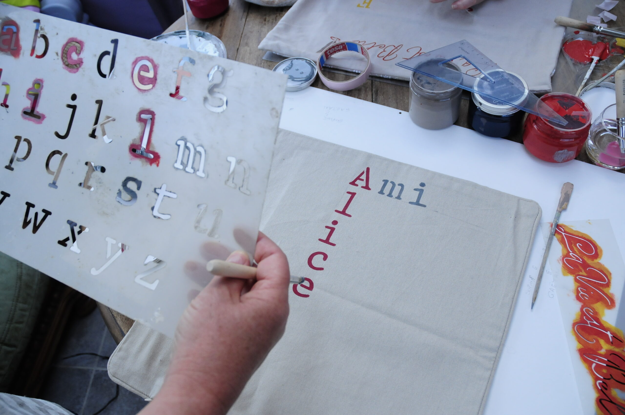 atelier personnalisation housse de coussin peintures rouge passion noire pochoir brosse à pochoir la fille de l'R atelier personnalisation housse de coussin peintures rouge passion noire pochoir brosse à pochoir la fille de l'R