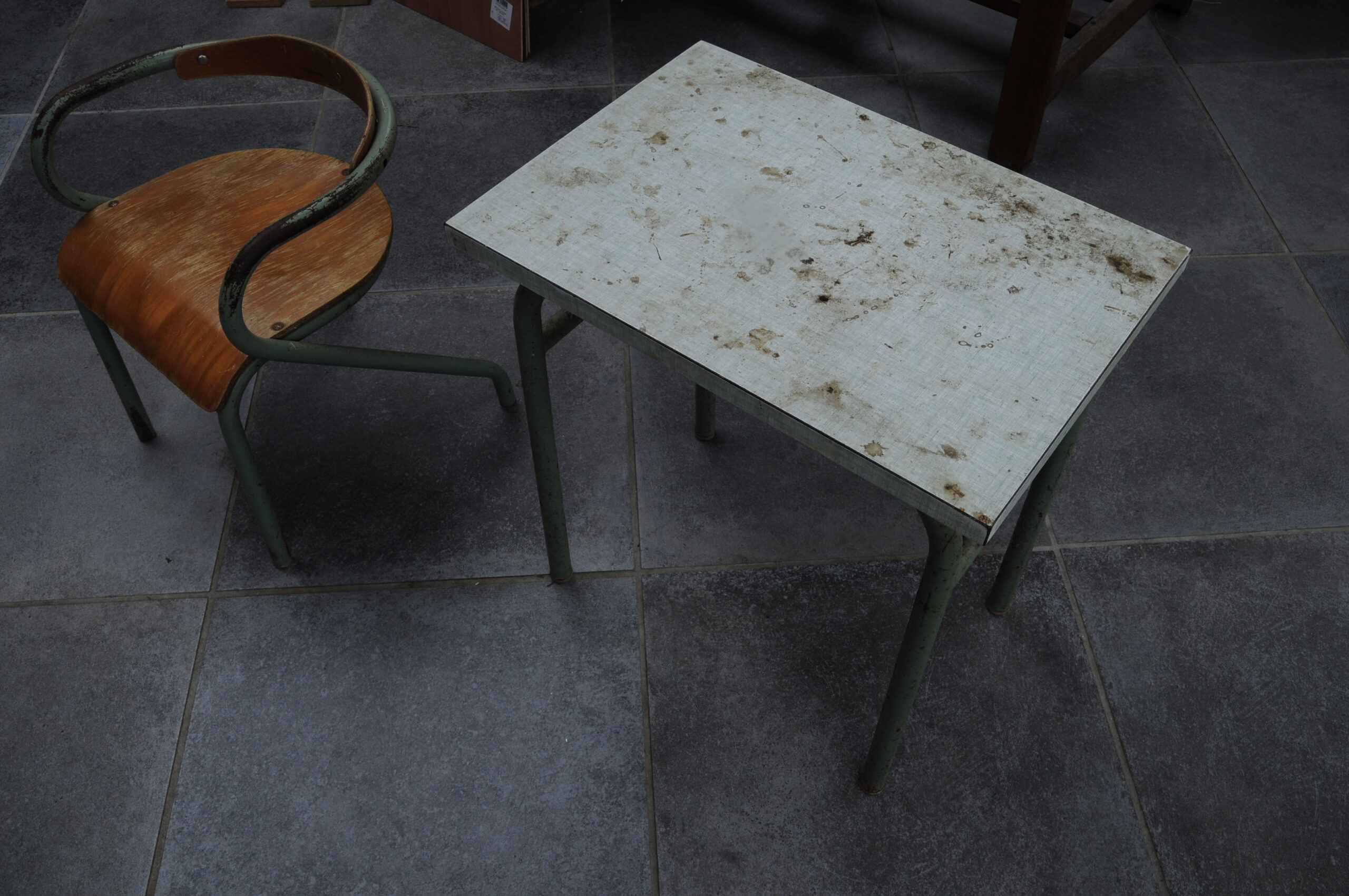 table et chaise écolier d'autrefois dans son jus en attente de rénovation la fille de l'r