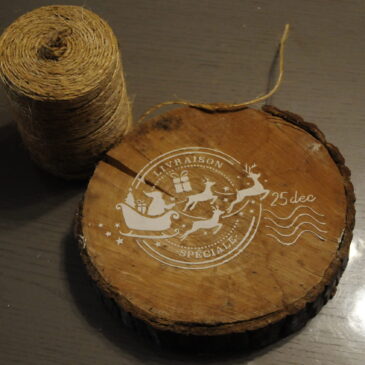 rondin de bois déco centre de table pochoir en relief bobine de fil la fille de l'r