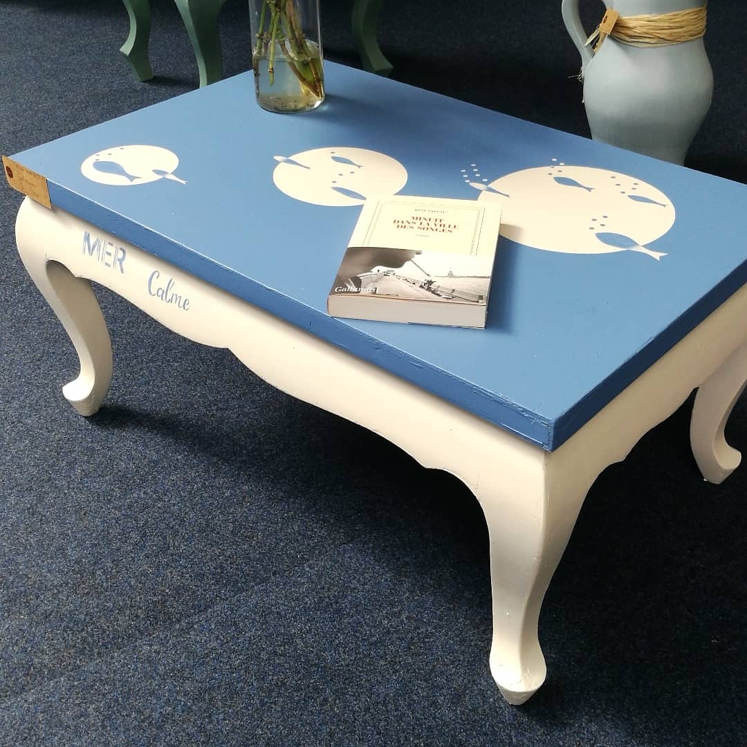 table basse repeinte rénovée relookée plateau couleur île de ré pieds couleur craie plateau agrémenté de pochoir thème mer la fille de l'R