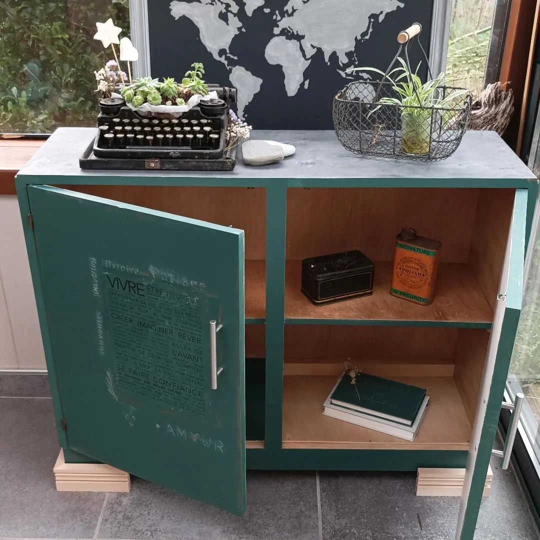 meuble rénover vert plateau béton ciré pied bois brut poignées alu seconde vie déco upcycling pimpé la fille de l'R meuble rénover vert plateau béton ciré pied bois brut poignées alu seconde vie déco upcycling pimpé la fille de l'R