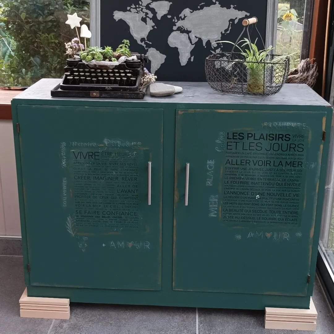 meuble rénover vert plateau béton ciré pied bois brut poignées alu seconde vie déco upcycling pimpé la fille de l'R meuble rénover vert plateau béton ciré pied bois brut poignées alu seconde vie déco upcycling pimpé la fille de l'R