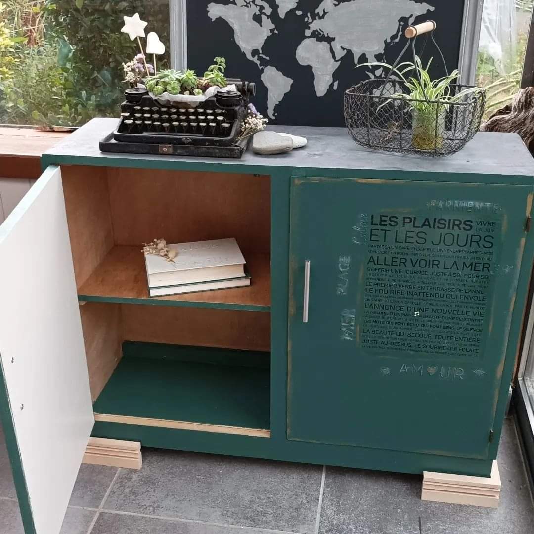 meuble rénover vert plateau béton ciré pied bois brut poignées alu seconde vie déco upcycling la fille de l'R meuble rénover vert plateau béton ciré pied bois brut poignées alu seconde vie déco upcycling la fille de l'R