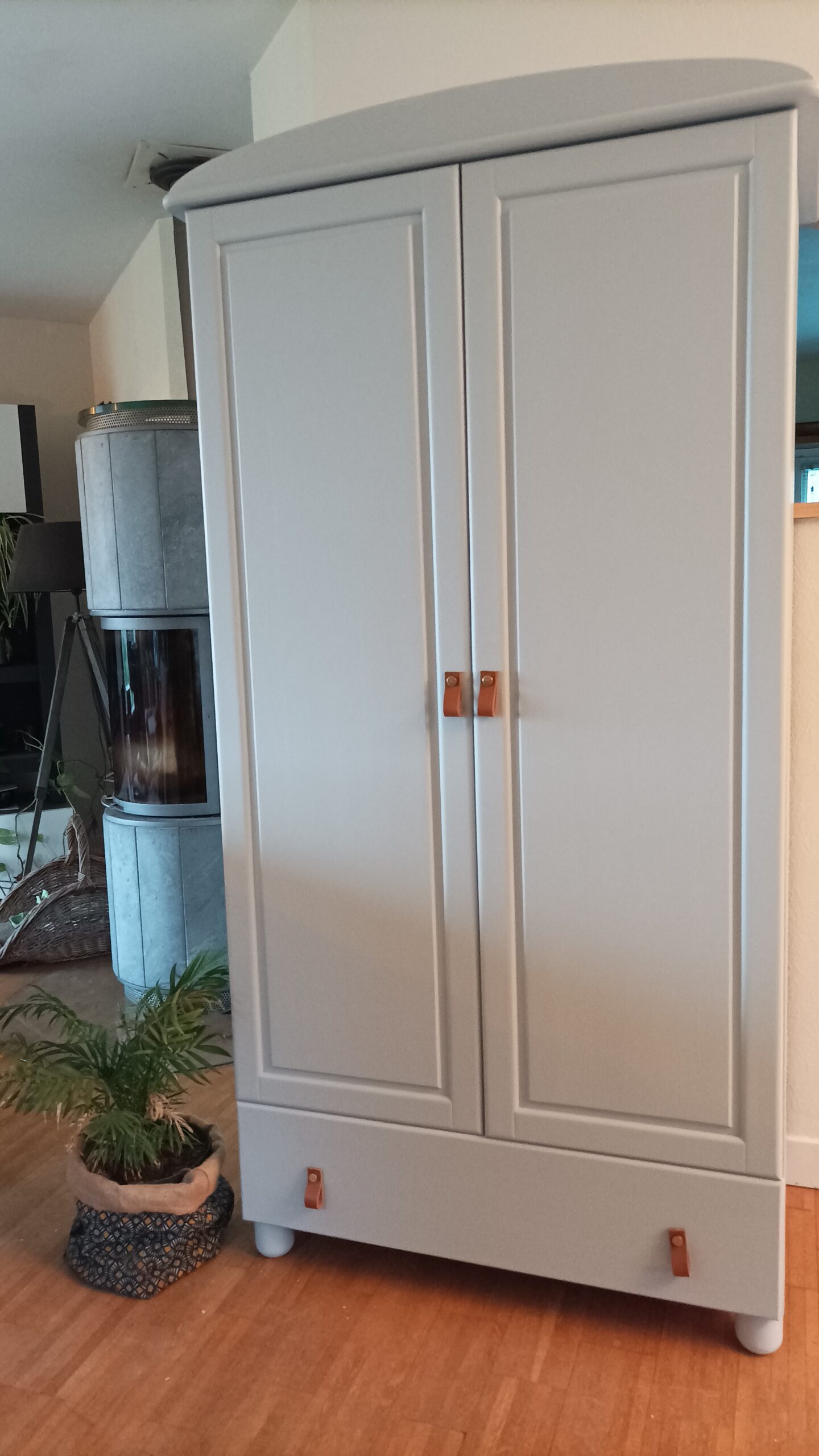 armoire peinte la fille de l'r