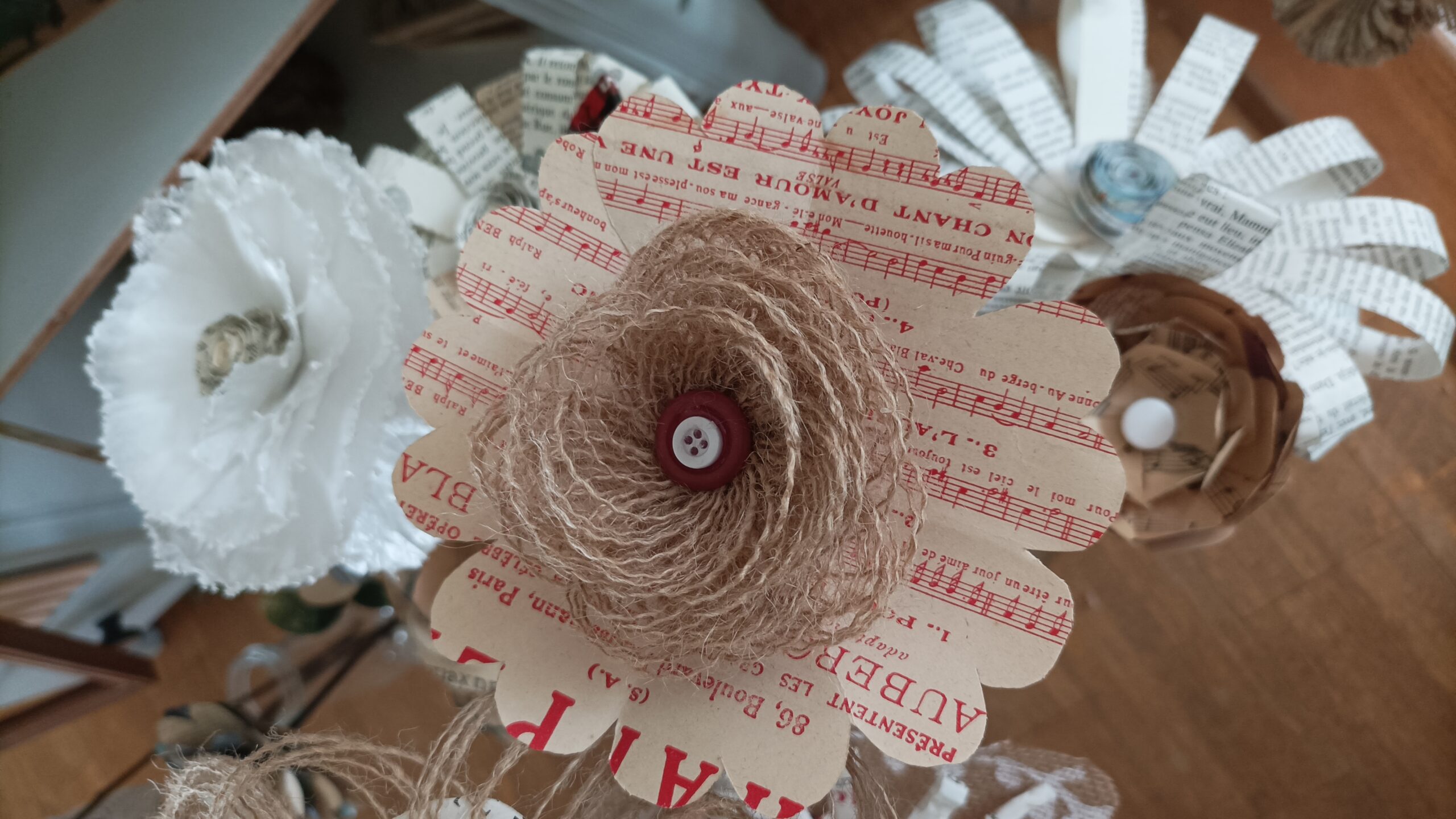 fleurs papiers livre book upcycling partition de musique la fille de l'R fleurs papiers livre book upcycling partition de musique la fille de l'R