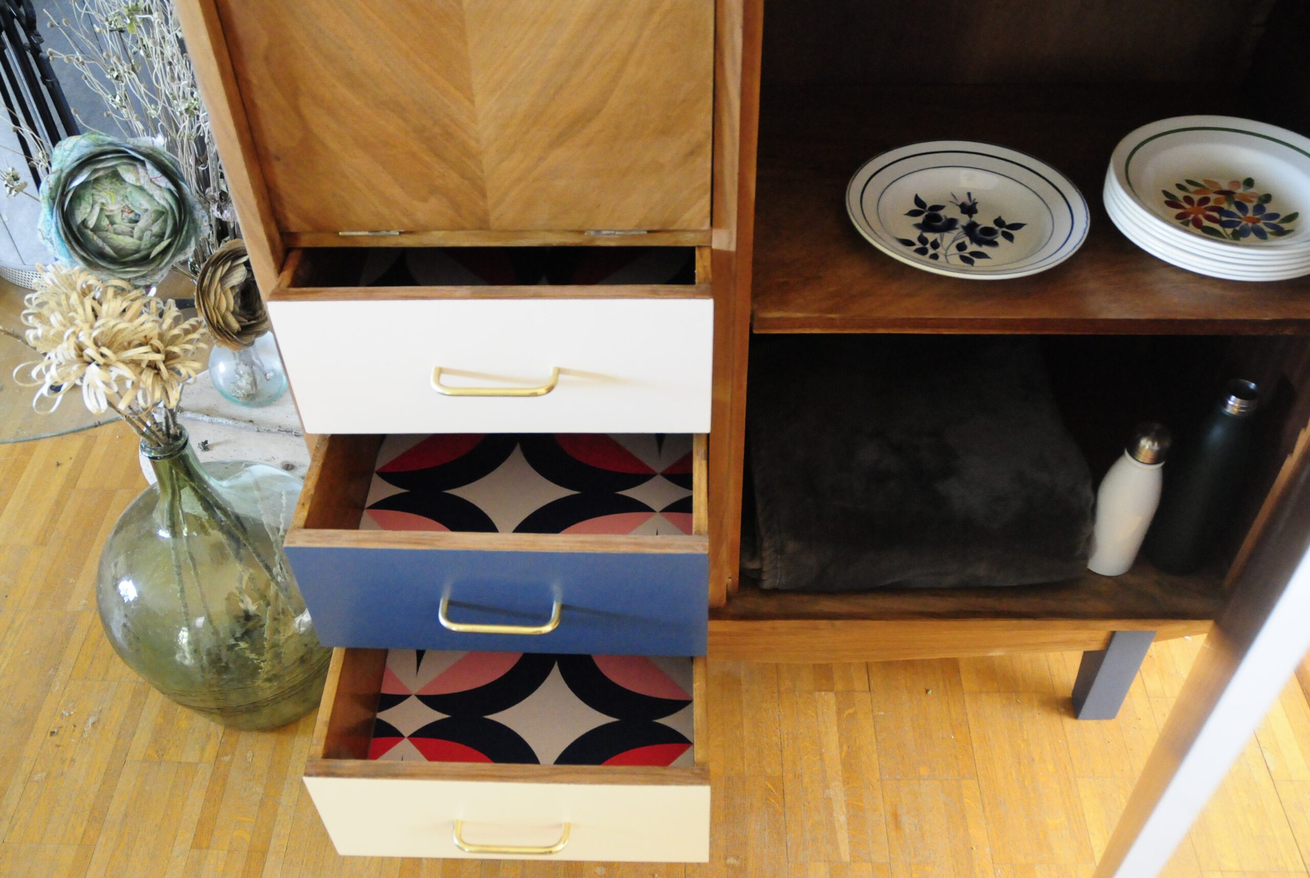 Meuble relooké tiroirs seconde vie bois couleurs fleurs papier déco la fille de l'r