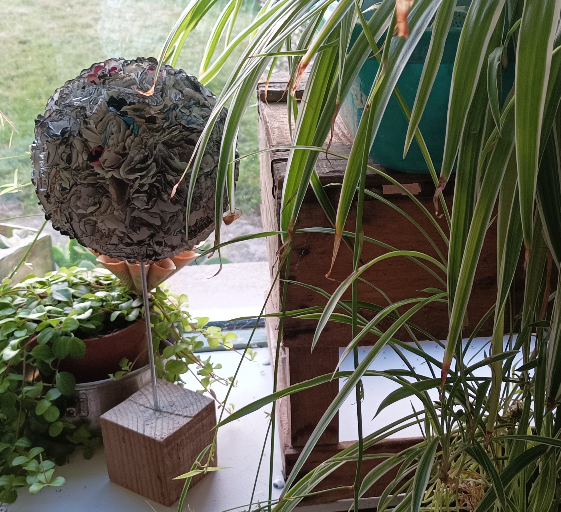 La fille de l'R fleur en papier déco socle bois boutique de créateur